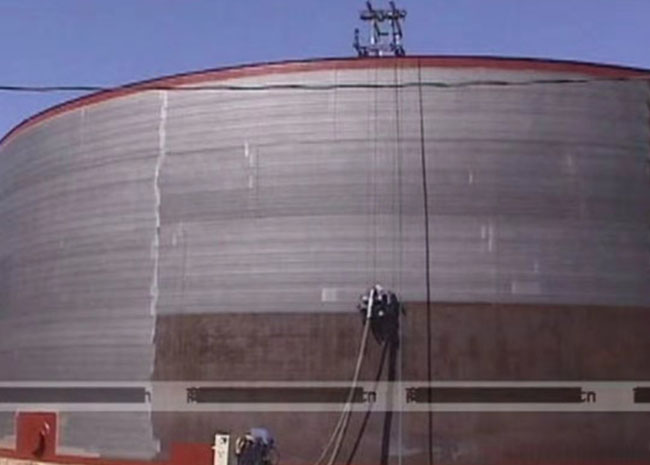 大型油罐罐體防腐除銹立式垂直拋丸機施工現(xiàn)場圖